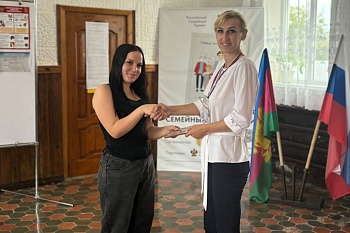 С подарками встречают на участках именинников и впервые голосующих