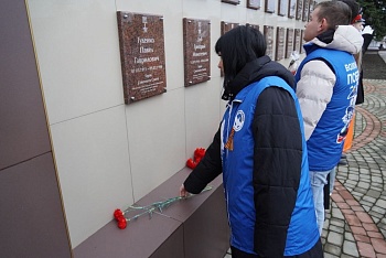 Героев помним имена