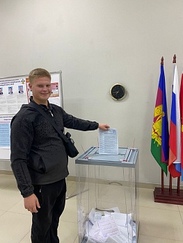 Жители района спешат на избирательные участки, чтобы исполнить свой гражданский долг