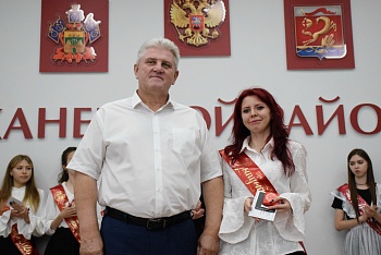 Руководитель муниципалитета поздравил с окончанием школы медалистов района