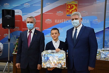 Новогодние подарки от ЗСК получили школьники района