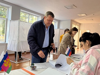 Люди спешат на избирательные участки 17-10 и 17-42, расположенные в 2-х зданиях 4-й школы