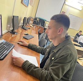 Слушатели Молодежной школы правовой и политической культуры проходят тестирование 