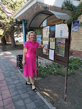 Члены УИК размещают объявления