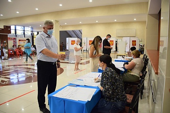 Глава Каневского района принял участие в голосовании