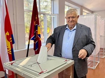 Люди спешат на избирательные участки 17-10 и 17-42, расположенные в 2-х зданиях 4-й школы