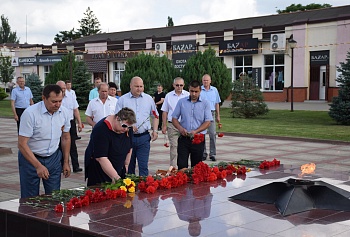 К обелиску Славы возложили цветы в День памяти и скорби