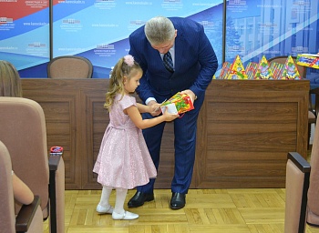 Тридцать одаренных детей района получили премию главы района
