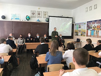 Каневские полицейские приняли участие в уроке мужества