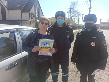 Листовки с советами для водителей раздавали дорожные полицейские Каневского района 