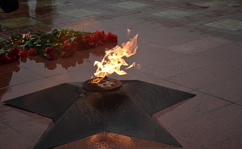 В память о героях-освободителях – цветы у вечного огня