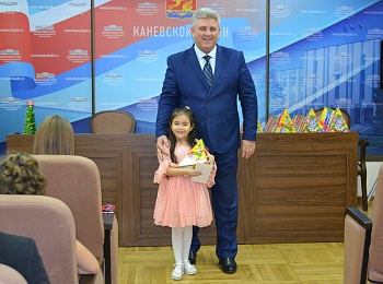 Тридцать одаренных детей района получили премию главы района