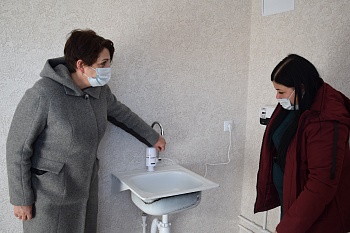 В Каневском районе дети-сироты получили ключи от новых квартир