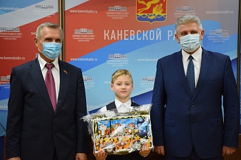 Новогодние подарки от ЗСК получили школьники района