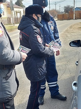 Каневские дорожные полицейские напомнили водителям и пешеходам ПДД в рамках акции «Водитель, внимание! У детей каникулы»
